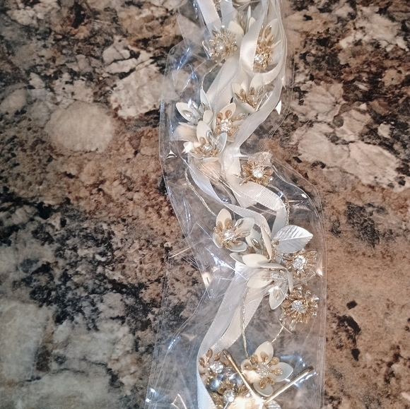 Elegant Floral Hair Bridal Elegant Headband Brand New David's Bridal Accessory - Picture 3 of 3